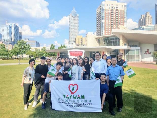 亞特蘭大臺灣同鄉會安排訪團「大觀舞集」一行21人,至可口可樂博物館參觀。