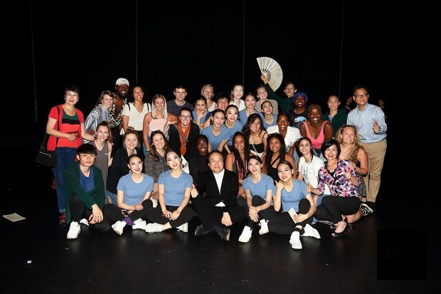 肯尼索大學舞蹈系學生,和訪團學生們會後交流合影。