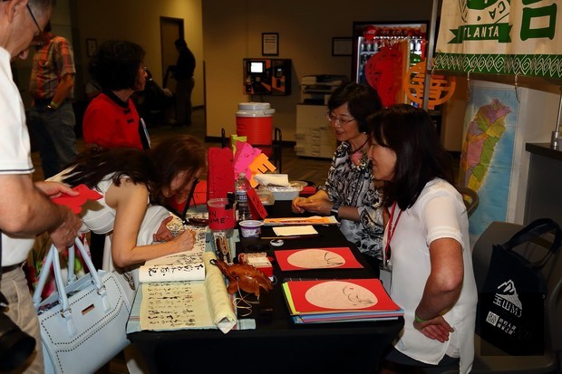 戴念華和陳真玢擺設書法攤位,幫觀眾書寫漢文姓名。