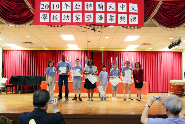 喬貴玉(右)頒獎給在正體漢字文化節毛筆書法校際比賽中，獲獎的亞特蘭大中文學校學生。左為范琪君。（世界日報提供）