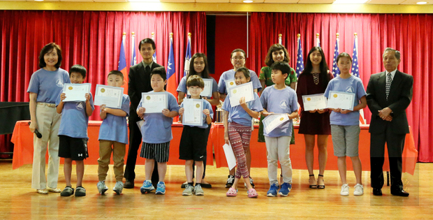 賴森榮(右)頒獎給在正體漢字文化節國語詩詞朗誦校際比賽中，獲獎的亞特蘭大中文學校學生。左為范琪君。（世界日報提供）