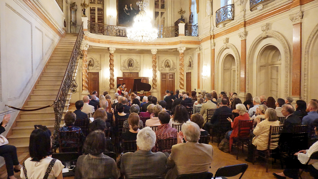 演奏會在華府使館區著名的安德森之家舉行。