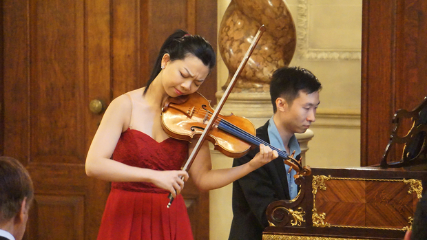 小提琴家黃薏蓉與鋼琴家方壯壯合奏。