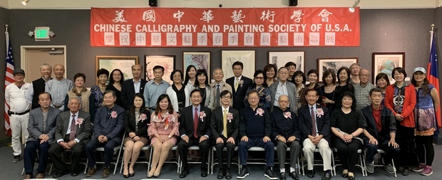 美國中華藝術學會25日在文教中心舉辦春季會員藝術聯展剪綵儀式。