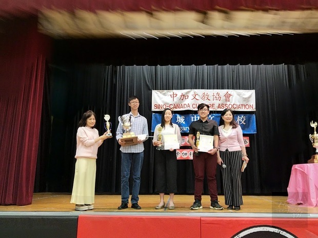 呂永真(左)頒發演講比賽之高中組獲獎選手獎盃。