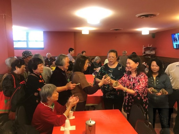 中華會館主席黃于紋(右二)致贈粽子給每位參加會館耆老餐的長輩。