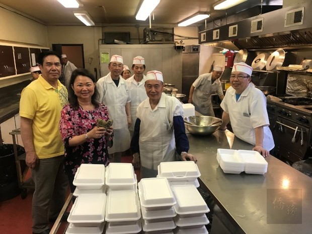 中華會館主席黃于紋(前左)表示,會館廚房每天需提供近500名耆老午餐。