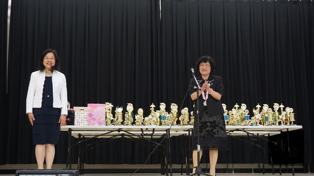 聖伊納爵中文學校校長方黃伯華致詞。