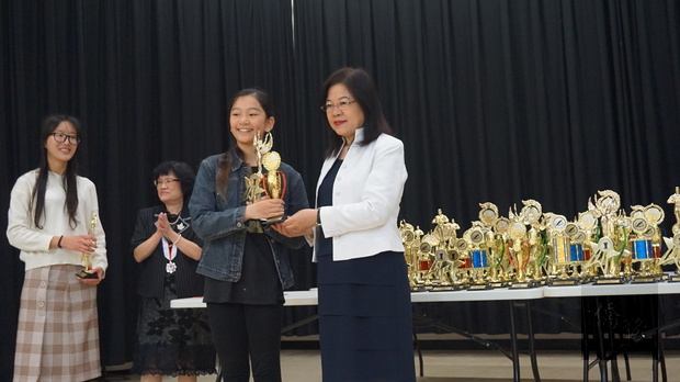 李淑玲(右)頒發各項學藝比賽優勝學生獎項。