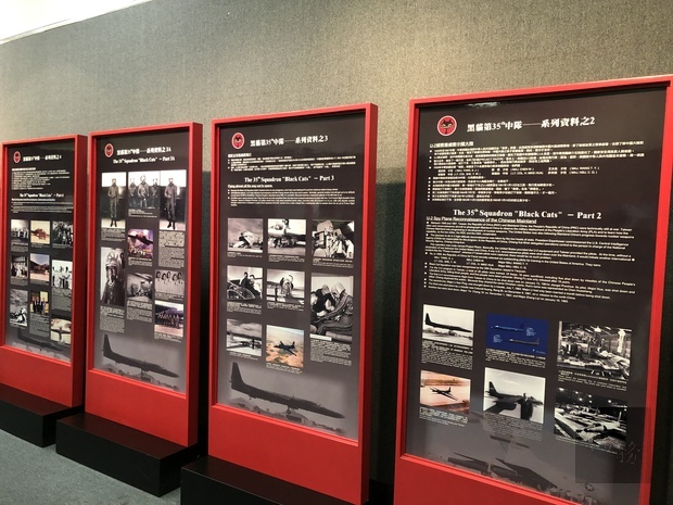 現場展出珍貴雙語史料