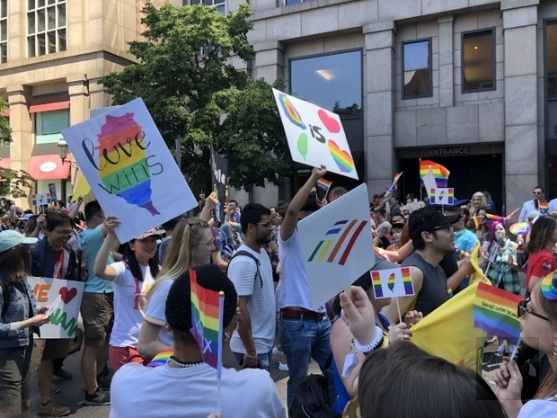 第49屆波士頓驕傲遊行，參與者和周圍民眾都製作各種彩虹主題看板來支持。（世界日報提供）