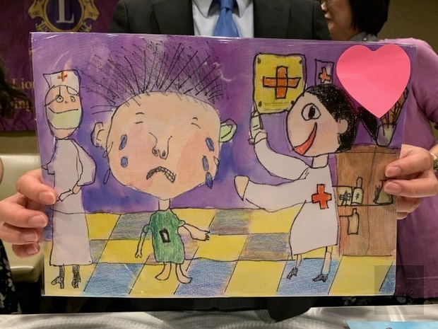 六歲的John Chen以誇張生動的風格畫出對打針的看法，奪得一等獎。（世界日報提供）