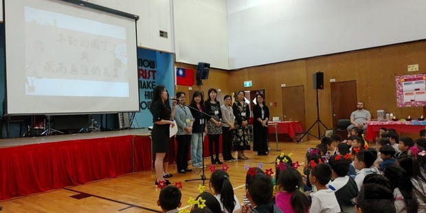 溫哥華菁英中文學校第9屆感恩結業典禮，林婕芸致詞感謝所有老師。