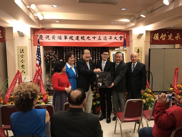 主辦單位致贈禮物予即將離任之林恆志(右3)。