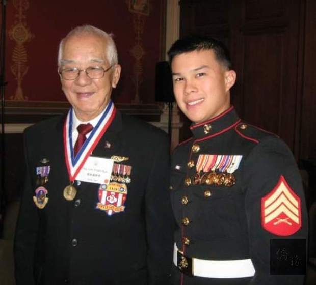 喬無遏(左)於2009年應邀於美國國會圖書館演講時，與孫子喬寶靖合影。（世界日報提供）