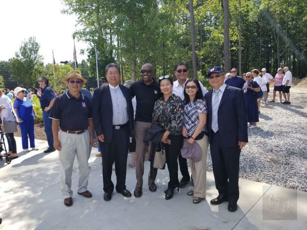 當天參與典禮的貴賓們合影。左起為喬為智、劉經巖；右起為王本桓、傅瑾玲。（世界日報提供）