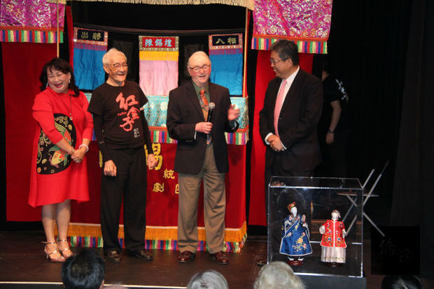 陳錫煌代表台灣書院致贈劇碼兩尊布袋戲偶給偶戲中心。右起為劉經巖、偶戲中心執行長Vincent Anthony、陳錫煌及世華工商婦女會亞城分會會長陳家琪。（世界日報提供）