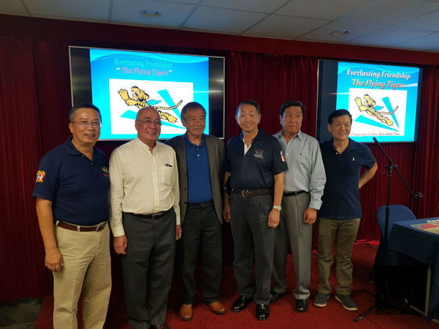 美東南大鵬聯誼會成員合影。右三為田在勱,左一為喬為智。