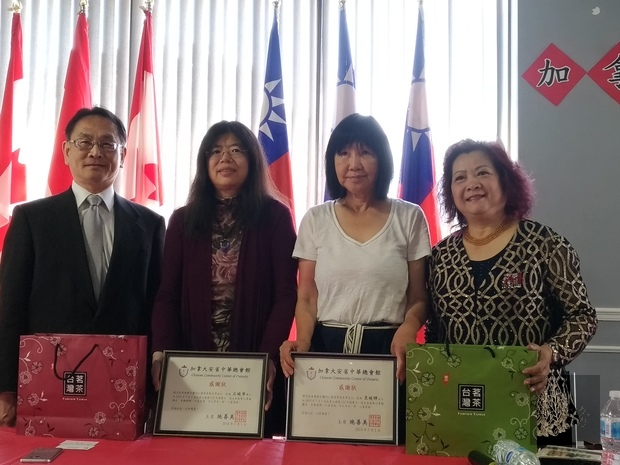 陳冠中( 左一)、施善美（右一）分別頒贈感謝狀及禮物予兩位演講者袁曉輝（右二）及石曉寧（左二）。