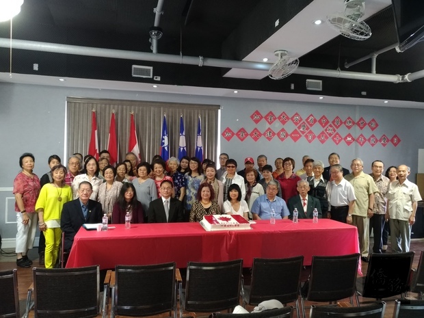 加拿大安省中華總會館慶祝加拿大建國152年國慶日活動，陳冠中（前排坐者左三）、張均鴻(前排坐者右二)、施善美（前排坐者右四）及出席的當地人士合照。