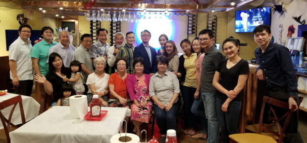 錢冠州(後排左八)關心不老騎士陳敏先(左六),在感謝義工餐宴中也邀他與會餐敘。(世界日報提供)