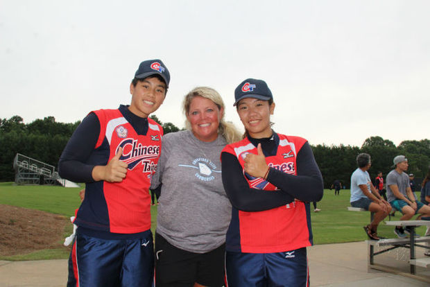 美國教練田伯瑞拉(Stacy Tamborra)指導的兩位投手杜雅婷(左)和蔡珈蓁。