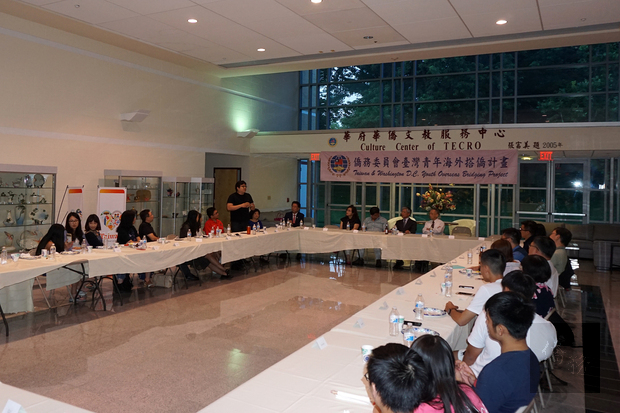 惜別餐會現場﹐學員及僑領們圍坐一起﹐交流感想。