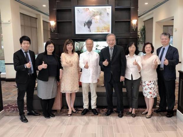 李銓（右四）會唔在休士頓訪問的吳新興（左四），也前往駐休士頓辦事處拜會周慧宜及休士頓大學城中校區教授王曉明 。