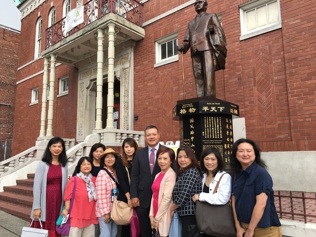 林文韵（左二）及林青蓉（左五）拜訪西雅圖中華僑民學校。