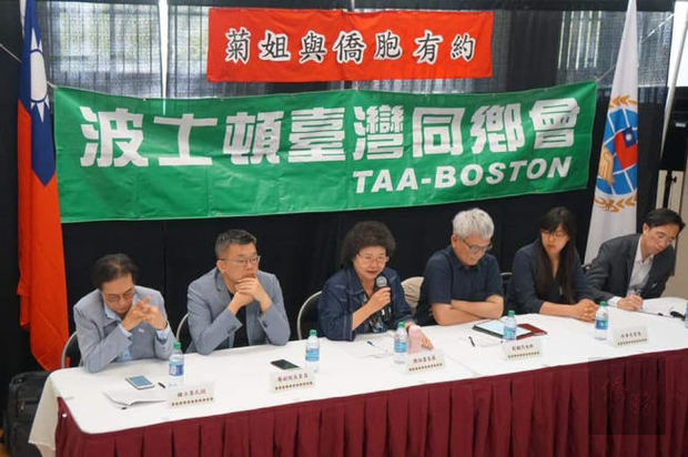 陳菊(左三)主持座談會。（世界日報提供）
