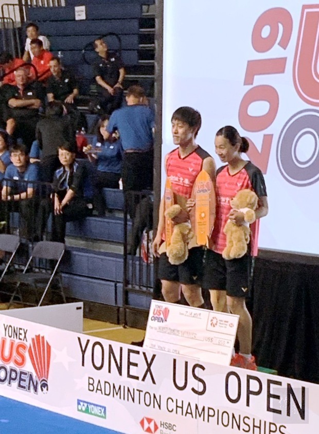 2019年Yonex美國羽球公開賽14日進行決賽，中華隊男女混雙李哲輝(左)與許雅晴(右) 奪冠，上臺領獎。