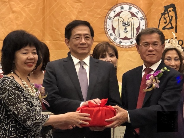 在管中閔監交下，官慧珍(左)及王錦鴻(右)完成交接。