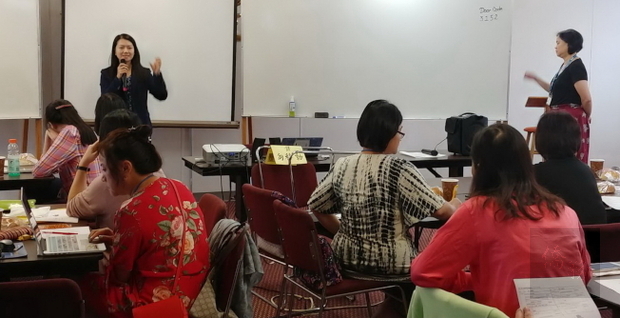 僑務秘書吳佩芬(左)在佛州暑期教師研習會上致詞，感謝老師們不辭辛勞，為海外華文教育努力。（世界日報提供）