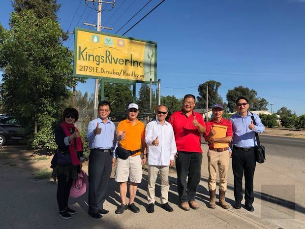 吳新興實地參訪果園並與僑胞合照