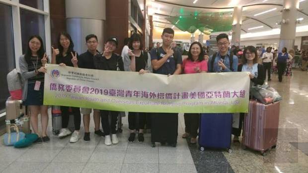 今年度參與「台灣青年海外搭僑計畫」美國亞特蘭大組共有8名學員，與傅瑾玲(右三)合影。（世界日報提供）