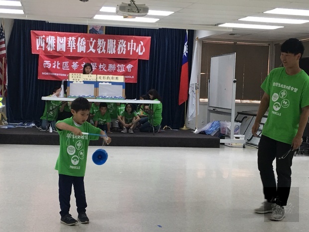 林彥碩（右）指導尚未滿7歲小朋友表演扯鈴，成果深獲肯定。