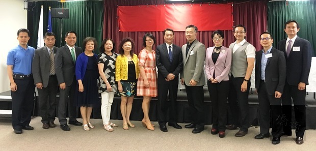 臺美律師協會27日在文教中心舉辦「2019社區服務法律講座」。(圖右六至八)文教中心主任蔣翼鵬、卸任主任楊海華、僑務諮詢委員林翠雲、協會會長陳秋昌(右五)與主講人、來賓共同為活動揭幕。