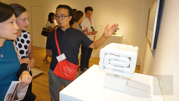 蔡坤霖向參觀當地藝術愛好者與僑胞介紹其作品《來自遠方的聲音--秋吉台》