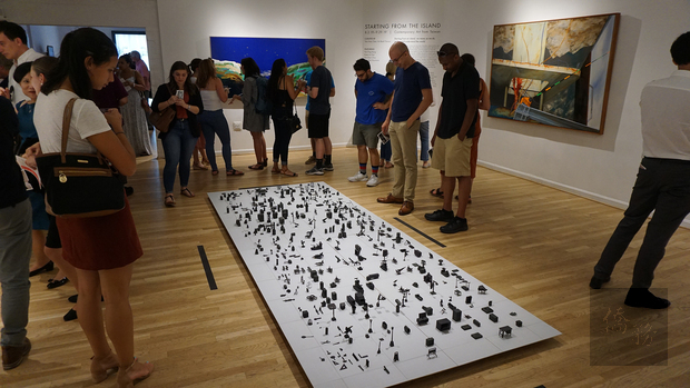 參觀者們在欣賞藝術家洪韻婷的作品。