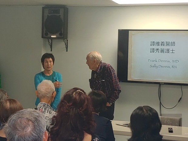 譚維義於臺灣同鄉會演講,房世伶(左邊站立者)主持。