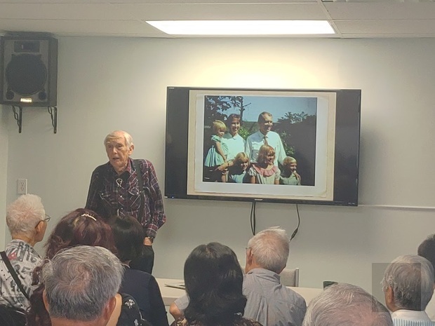 譚維義(站立者)於臺灣同鄉會演講,主題為「見證臺灣50年」。