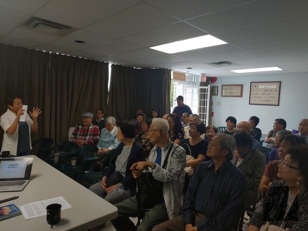 臺灣鄉親於臺灣同鄉會聆聽譚維義演講,坐無虛席。