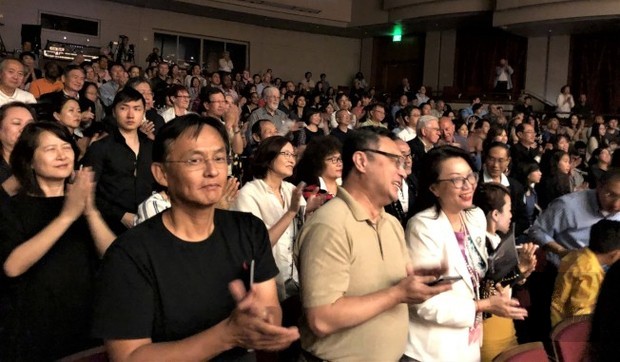 蔡珂宜演出協奏曲後，全場觀眾起立鼓掌。