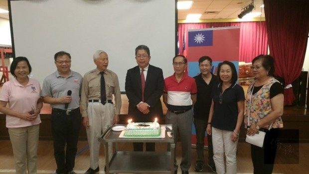 當天除了紀念823砲戰外,也為7、8月生日的會員們慶生。左二為會長王本桓,左四為劉經巖。