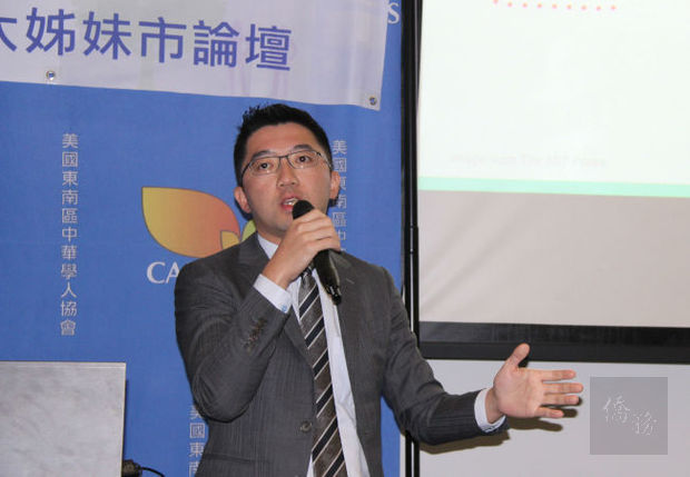 作家邱秉瑜談城市印象。(世界日報提供)