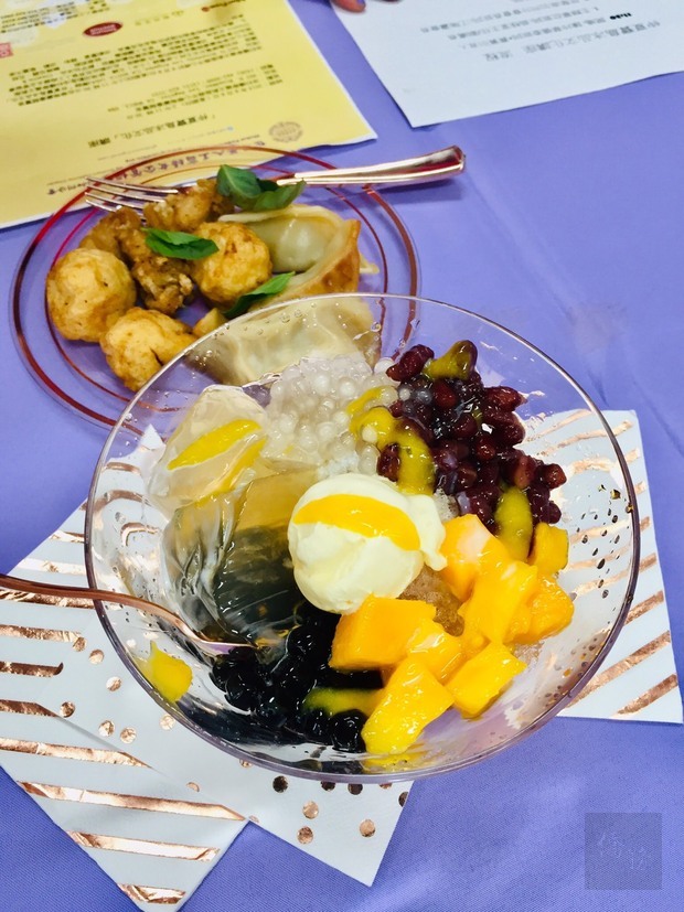 現場提供刨冰、鹽酥雞、花枝丸等。