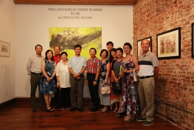 畫展開幕式,黃進龍(左五)與貴賓們合影。左六、左七為北美洲台灣商會聯合總會前副總會長張崧軒夫婦。(世界日報提供)