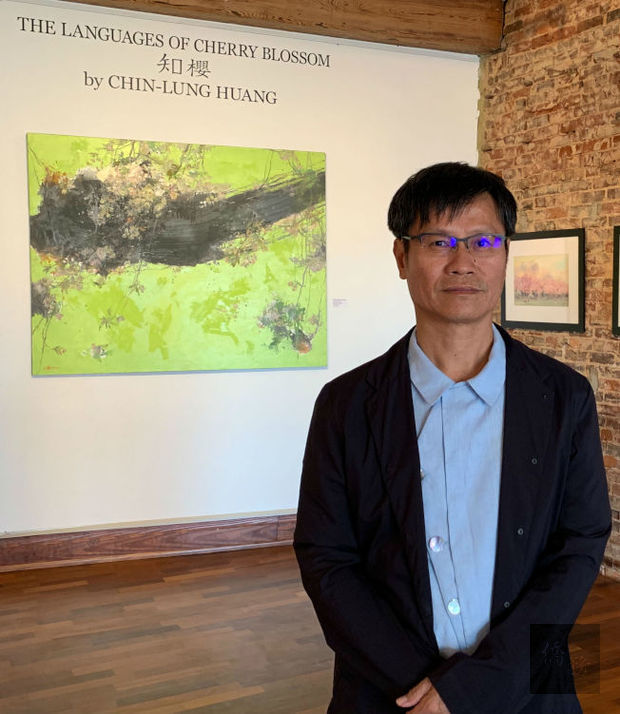 國立台灣師範大學美術系特聘教授黃進龍，在亞特蘭大Besharat Arts Foundation Museum Gallery畫廊舉辦主題為「知櫻」的畫展。（世界日報提供）
