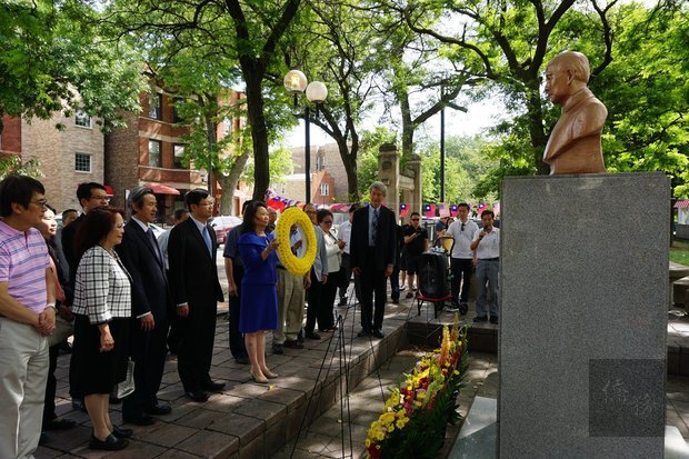 中華會館主席黃于紋為國父銅像獻花。