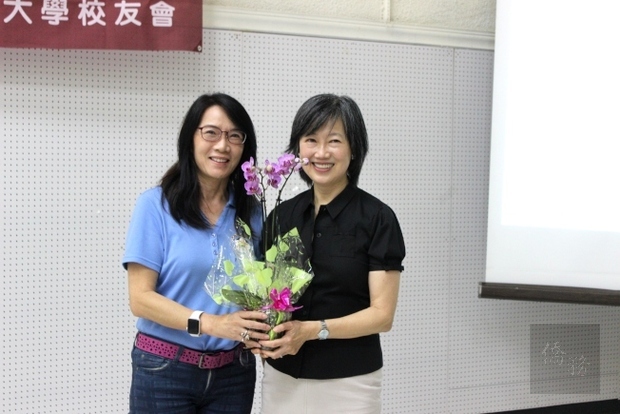 鄧曉林(左) 代表校友會贈花給趙沈允。（世界日報提供）